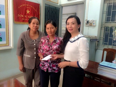 Công đoàn Giáo dục huyện đã tổ chức trao tiền xây dựng nhà Mái ấm Công đoàn cho giáo viên Trường Tiểu học Lê Thị Pha